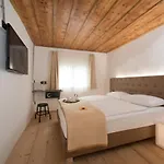 Sir Thomas Bed And Bolzano