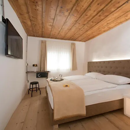 Sir Thomas Bed And Bozen